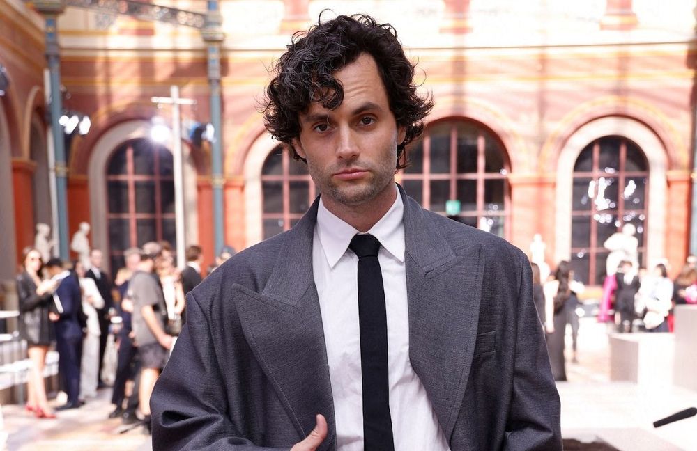 Penn Badgley évoque l’impact des fausses couches de son épouse sur leur relation