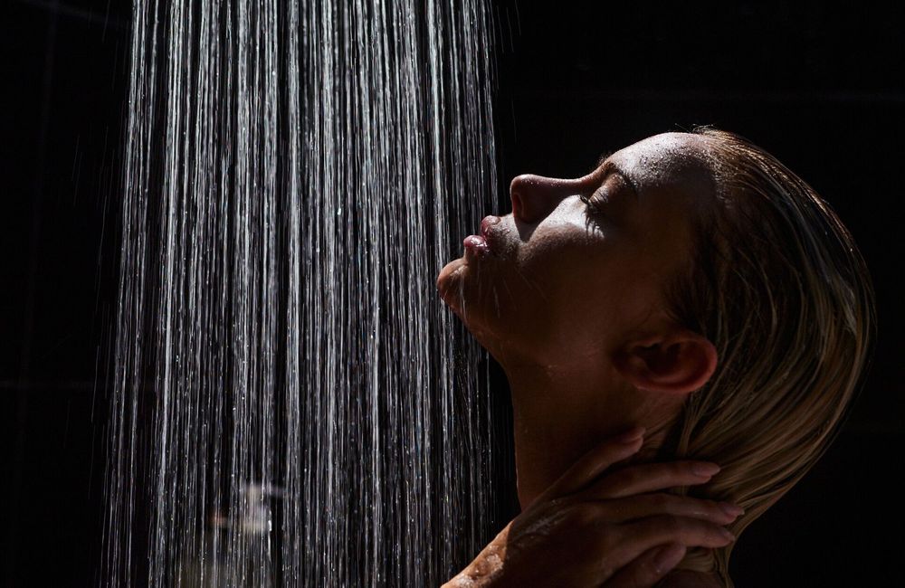 Douche chaude le soir : à quelle heure la prendre pour vraiment mieux dormir ?