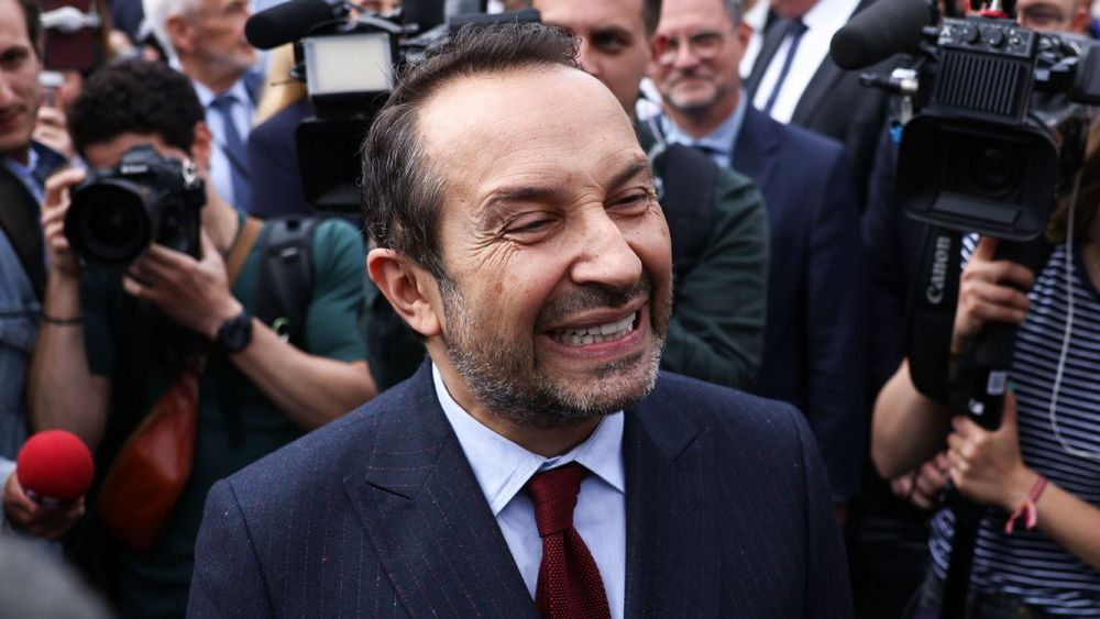 Sébastien Chenu (51 ans), gay et député RN, vide son sac sur les homos en politique : "Ils en ont plus"