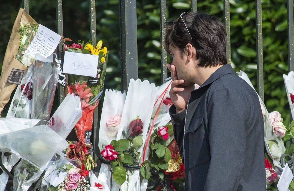 Mort d’Alain Delon : son fils cadet, Alain-Fabien, aperçu très ému devant le domaine de Douchy