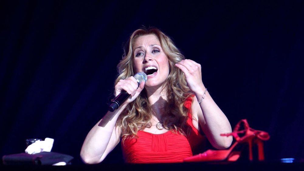 Lara Fabian, 54 ans, révèle ce que ses ex avaient l'habitude de lui faire : "J'en suis coutumière"