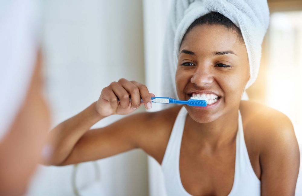 Ce geste d’hygiène bucco-dentaire (trop souvent oublié) serait le secret d’un sourire en pleine forme selon un pro