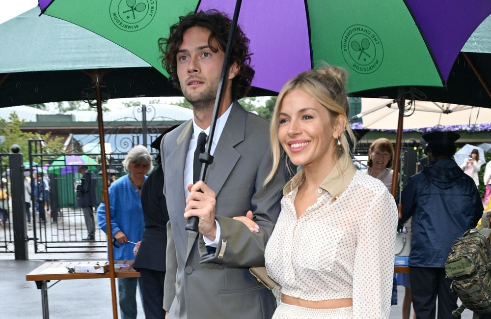 Sienna Miller fait sensation à Wimbledon, dans un ensemble à pois