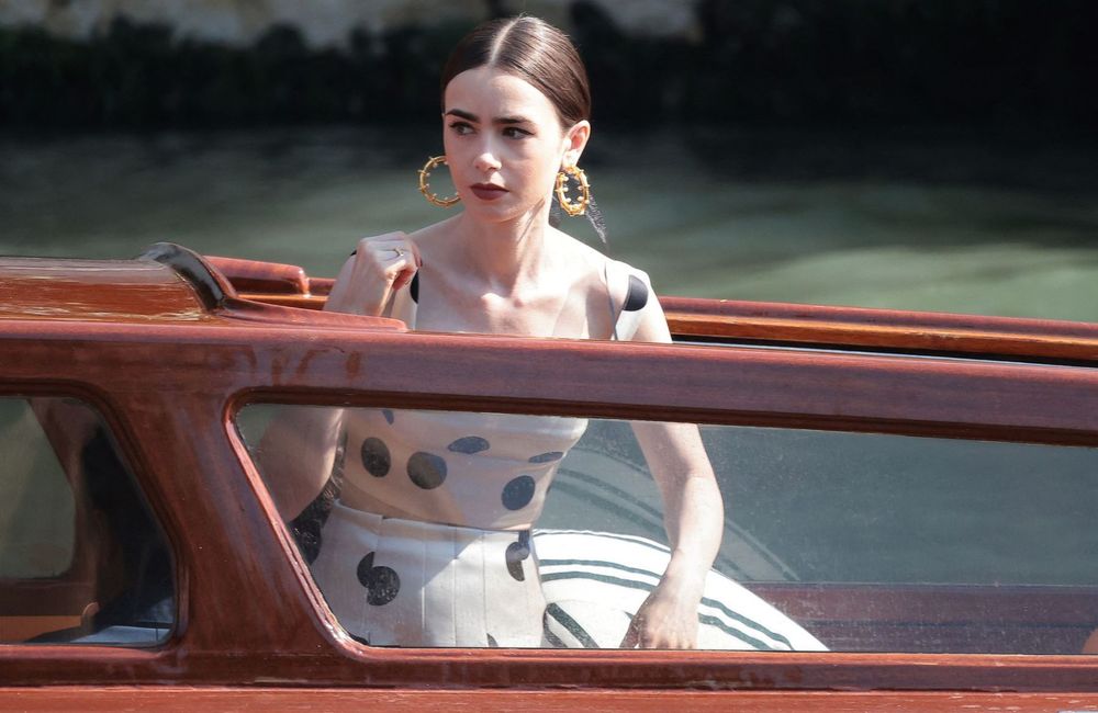 Pourquoi le look à pois de Lily Collins fait déjà parler de lui