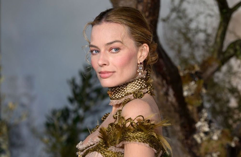 L’histoire troublante derrière le bracelet en cheveux humain de Margot Robbie