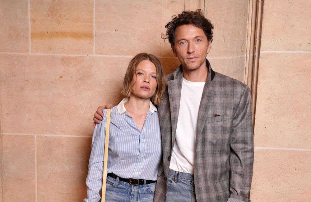 Au défilé Celine, le couple Mélanie Thierry et Raphaël fait rayonner le style “old money” en looks coordonnés