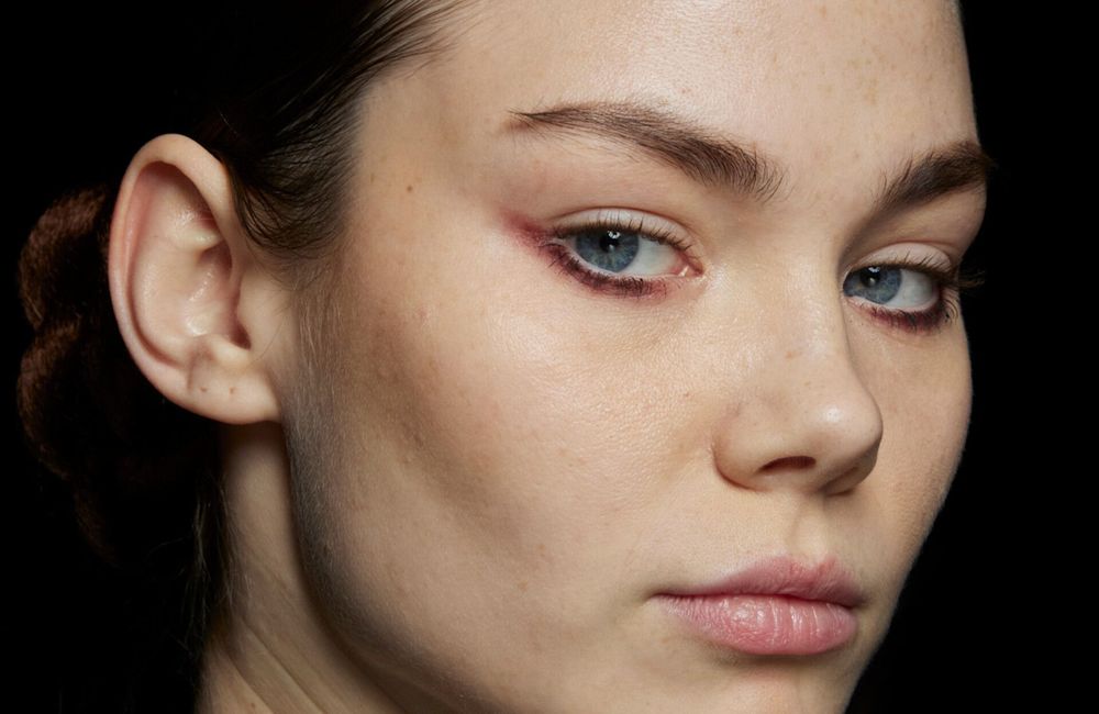 Panne d’inspiration ? Cette couleur d’eyeliner est idéale pour un look festif de dernière minute