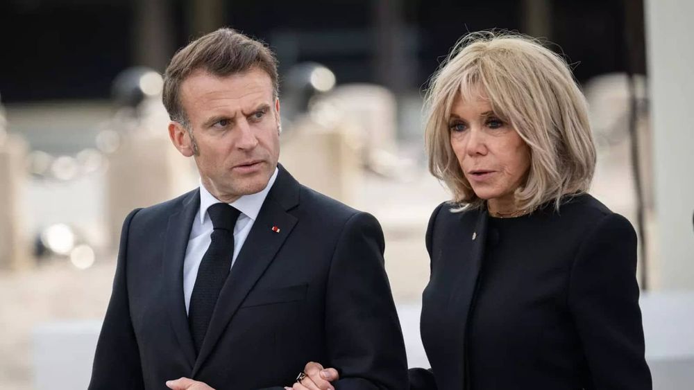 Emmanuel Macron giflé par Brigitte Macron : l’entourage de la Première dame s’exprime pour la première fois