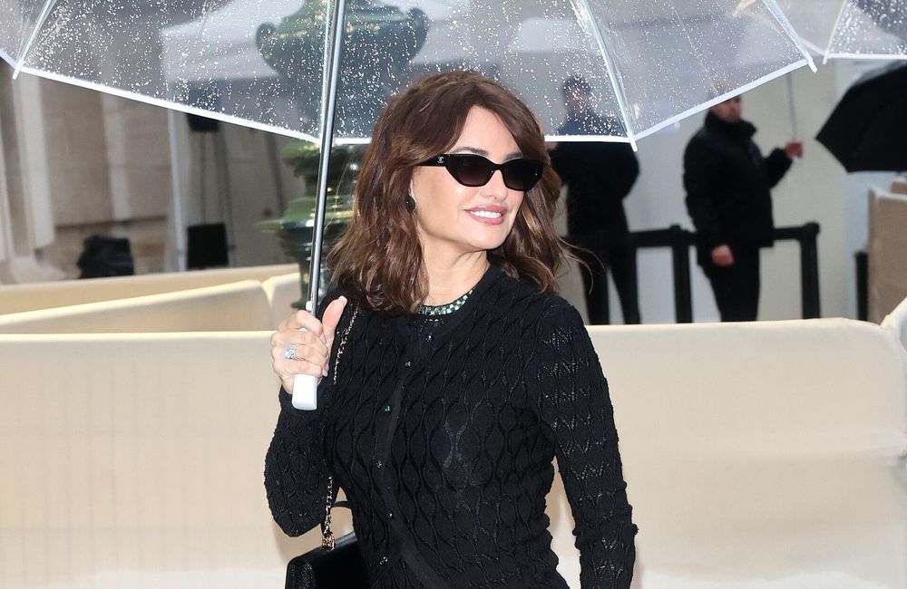 Carré ondulé et mèche sur le côté : Penélope Cruz sublime au défilé Chanel