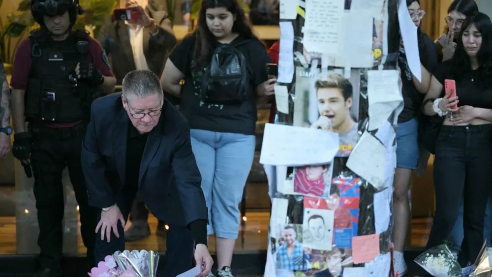 Mort de Liam Payne : l'émouvant hommage de son père sur les lieux du drame...