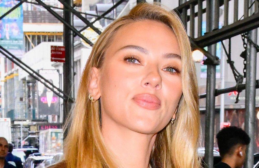 À son tour, Scarlett Johansson adopte la coiffure star du moment