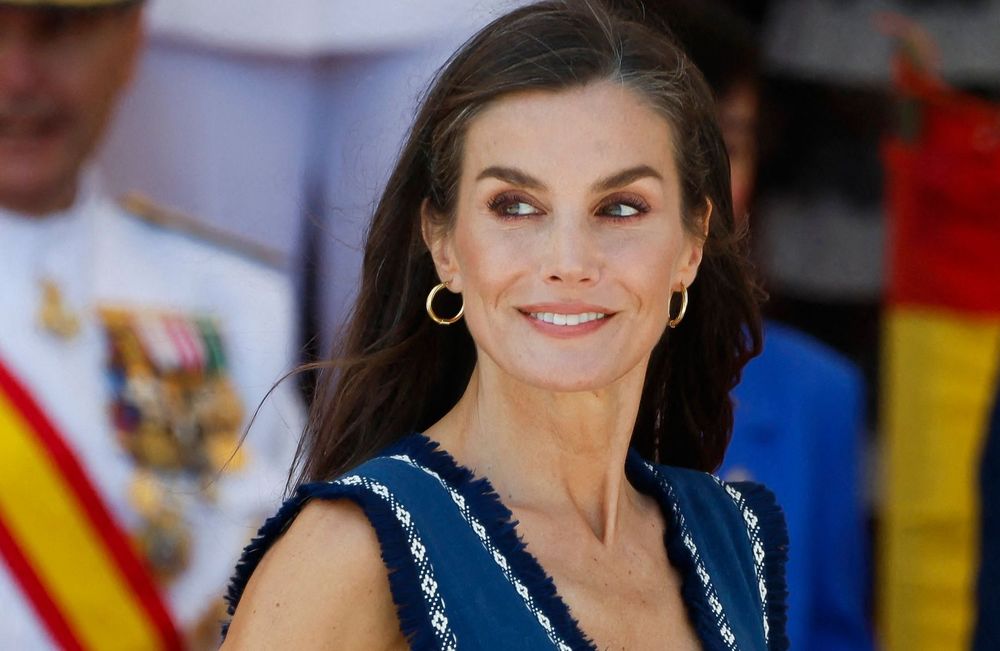 Robe bohème et sandales à talons, le look élégant de Letizia d'Espagne pour applaudir sa fille Léonor