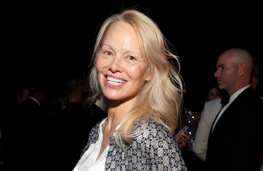 Méconnaissable, Pamela Anderson dit adieu au blond platine et adopte l’une des colorations les plus en vogue de la saison