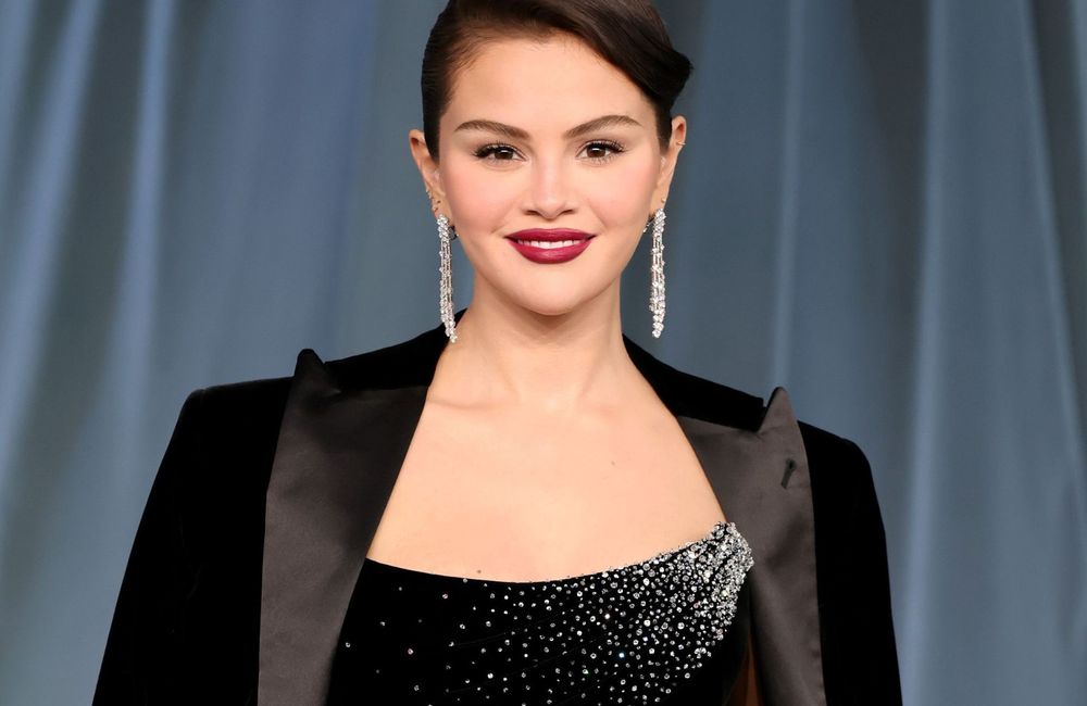 Comme Selena Gomez on ose la manucure noire et glossy