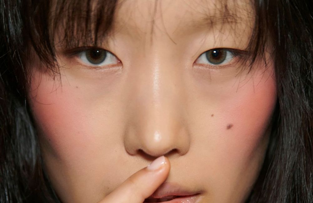 Ce maquilleur de stars dévoile sa technique pour appliquer son blush correctement