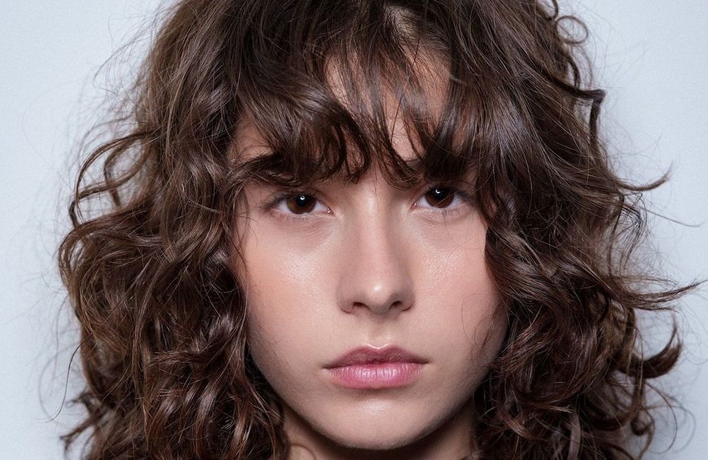 Fluffy bangs : quelle est cette frange désignée par les coiffeurs comme la plus rajeunissante ?