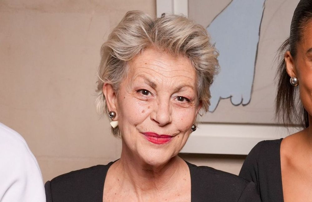 Cheveux gris et bouche rouge : pourquoi la présence de Lio au défilé Jacquemus nous fait du bien