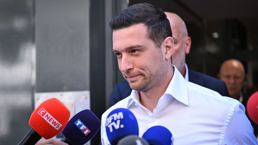 Jordan Bardella taclé sur son bilan : "Je ne l'ai jamais vu travailler" malgré son "physique de beau gosse"
