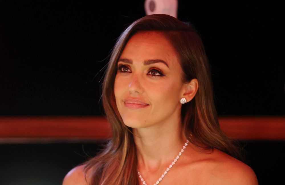 Jessica Alba : cet accessoire qu’elle utilise pour un effet liftant après 40 ans