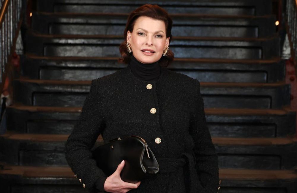 « Flipped bob » : Linda Evangelista impose le carré rétro le plus chic du défilé Chanel