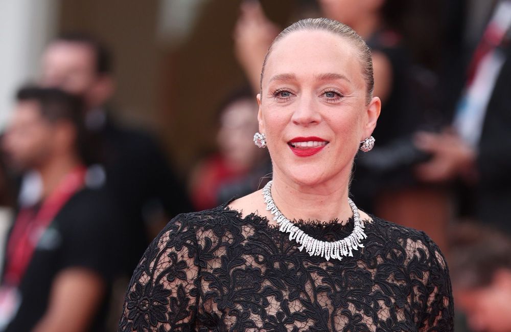 Chignon plaqué et bouche rouge : à Venise, Chloë Sevigny opte pour l'élégance à la française