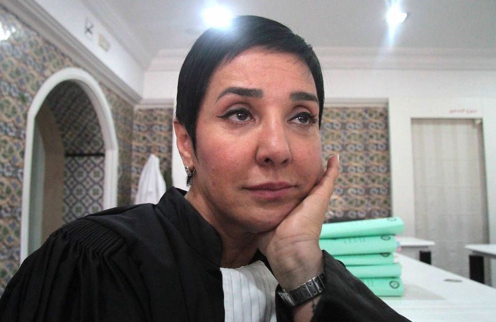Qui est Sonia Dahmani, l’avocate tunisienne arrêtée en plein direct pour son opposition au Président ?