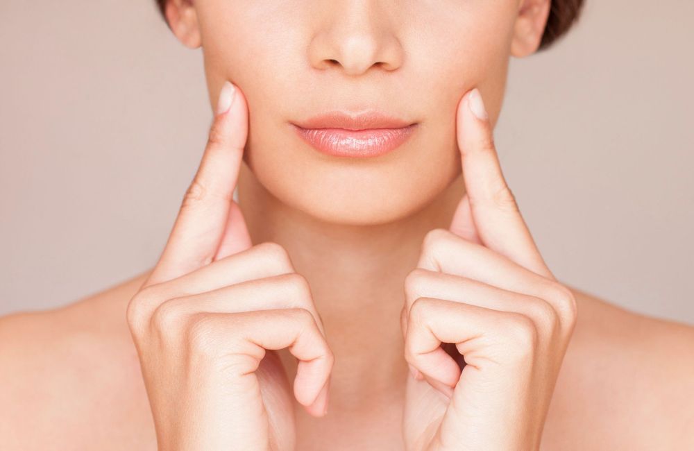 Bajoues ou plis d’amertume : cet exercice facial promet de tout lisser en quelques minutes