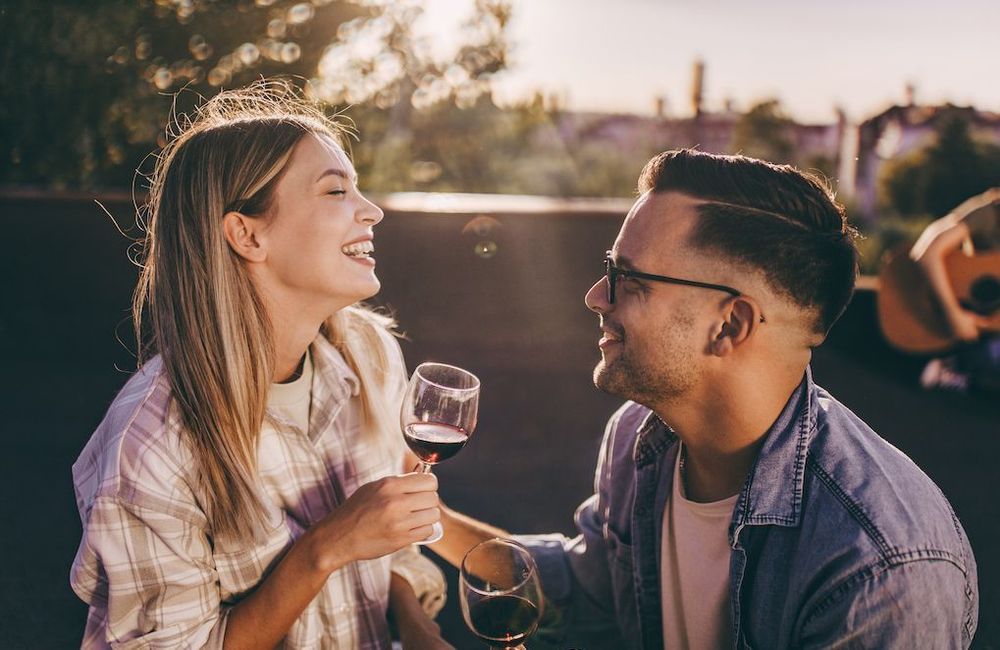 Qu’est-ce que le « blue sky dating », qui réchauffe le cœur des célibataires au printemps ?