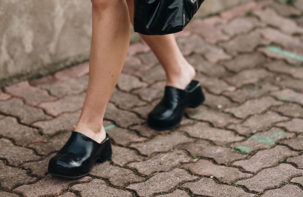 Ces ugly shoes adorées de nos grands mères pourraient bien remplacer nos paires de mules favorites