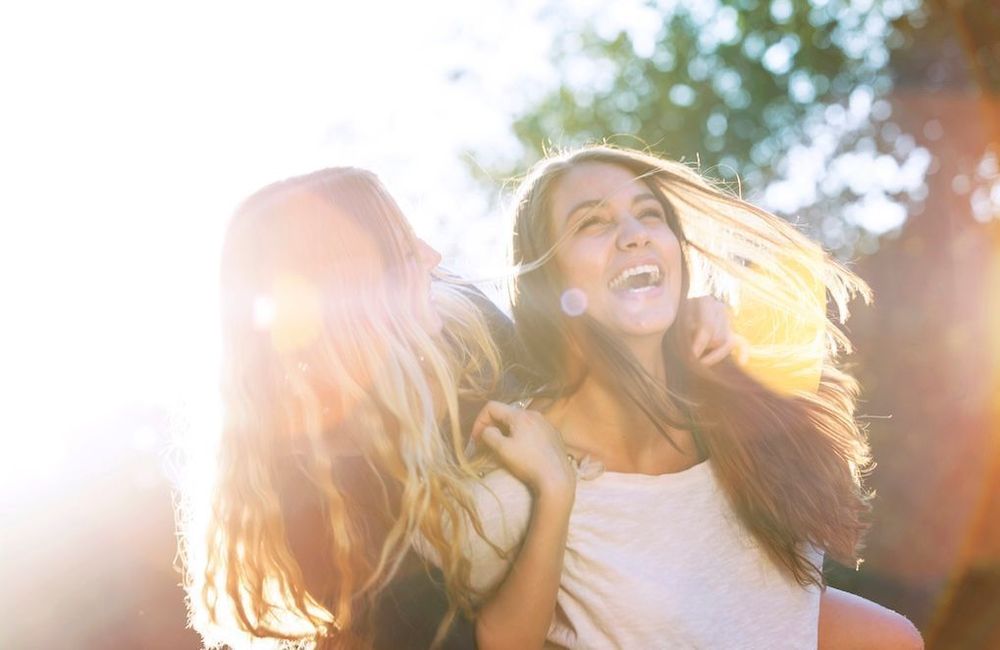 Quand une nouvelle copine en fait trop : comment reconnaître le « love bombing » en amitié ?
