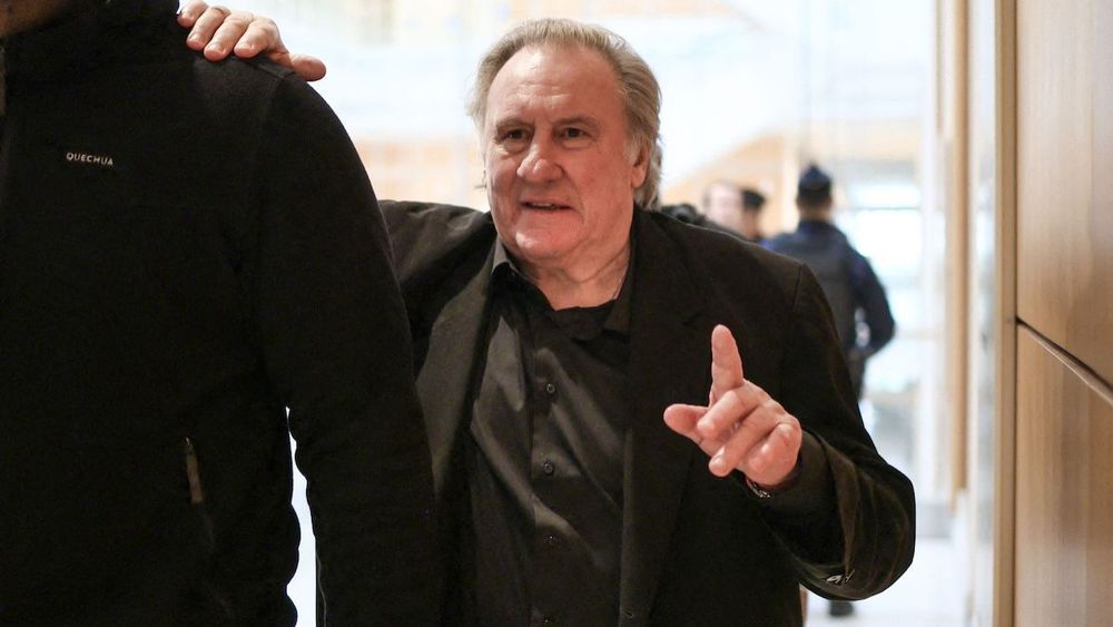 "Gérard Depardieu, c'est un déconneur" : son séjour XXL à Dubaï, entre virée en voiture de sport et cabrioles dans la piscine
