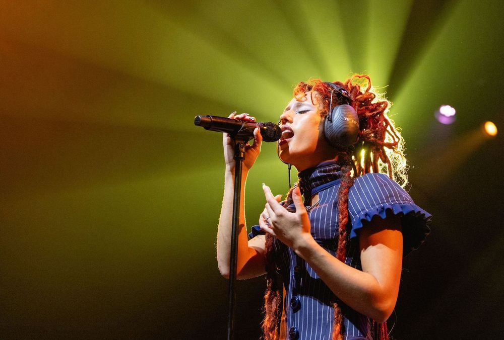 Absolutely, chanteuse britannique et sœur du phénomène pop Raye que vous devez (absolument) connaître