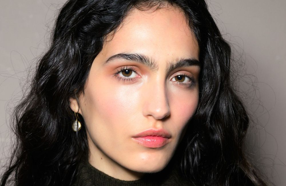 Cette façon de porter le blush s’annonce comme l’une des grandes tendances du printemps