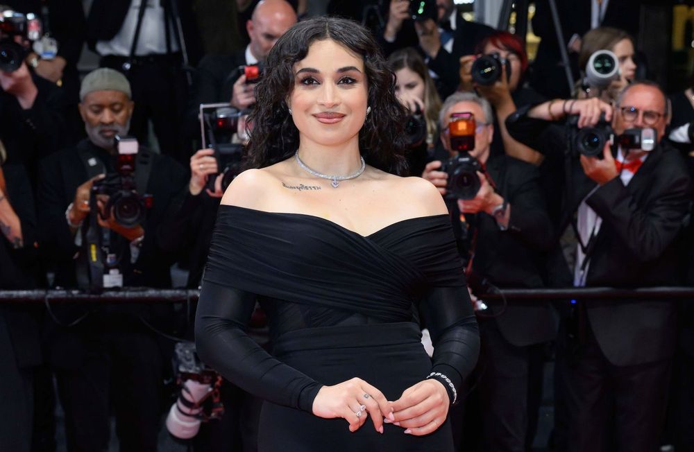 Épaules dénudées et robe fourreau : Camélia Jordana embrase le Festival de Cannes
