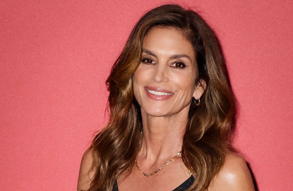 En nuisette, Cindy Crawford pose sans maquillage et envoûte la Toile