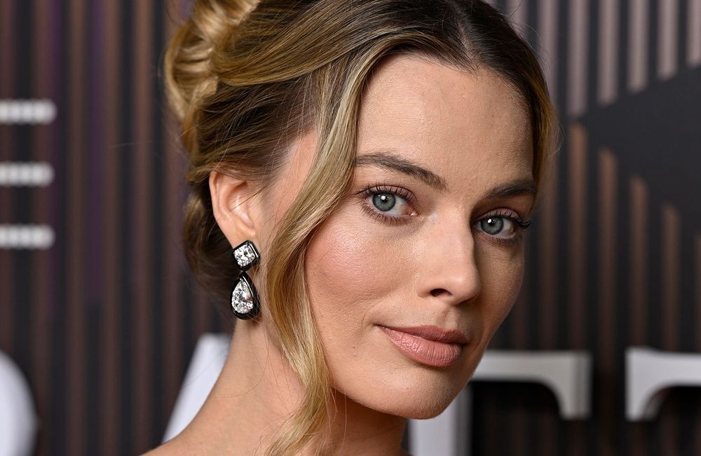 Margot Robbie change de coupe et adopte une coloration idéale pour la saison chaude