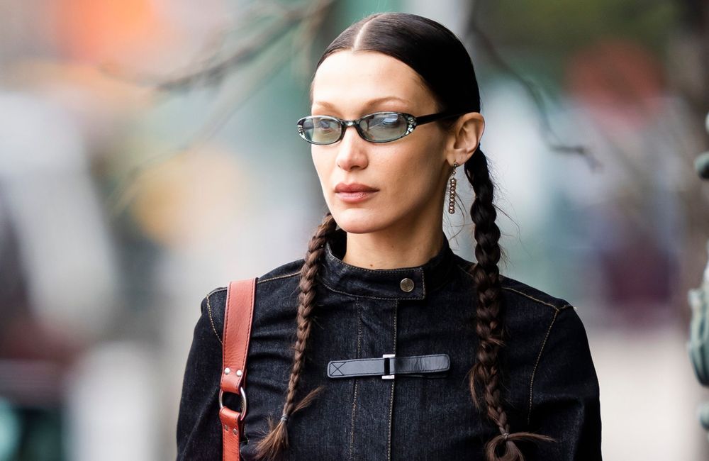 Bella Hadid remet au goût du jour la coiffure la plus simple (et pratique) de l’été