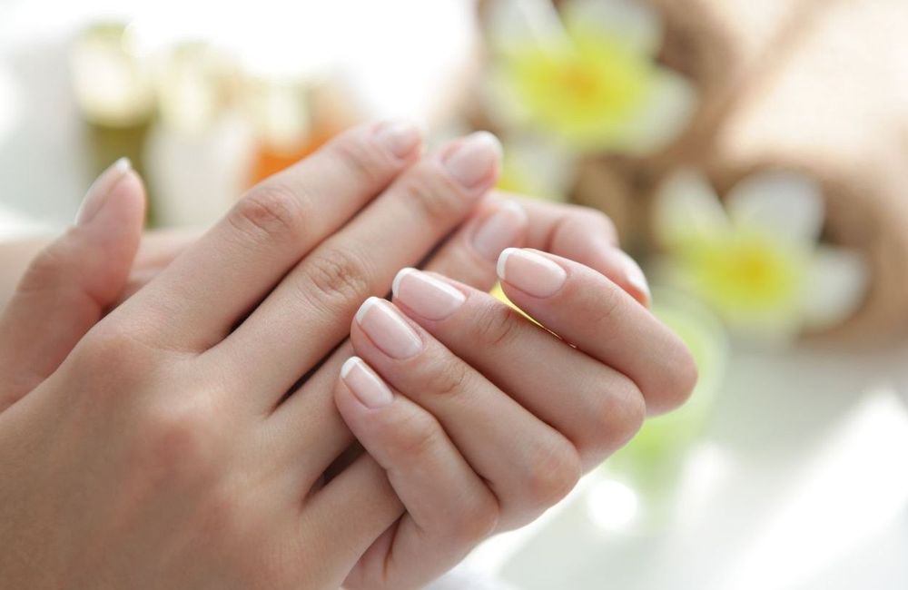 Ces 3 habitudes accélèrent le vieillissement des mains selon une dermatologue