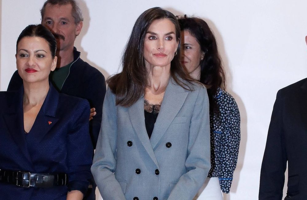 La reine Letizia fait sensation à Madrid dans un costume gris Mango