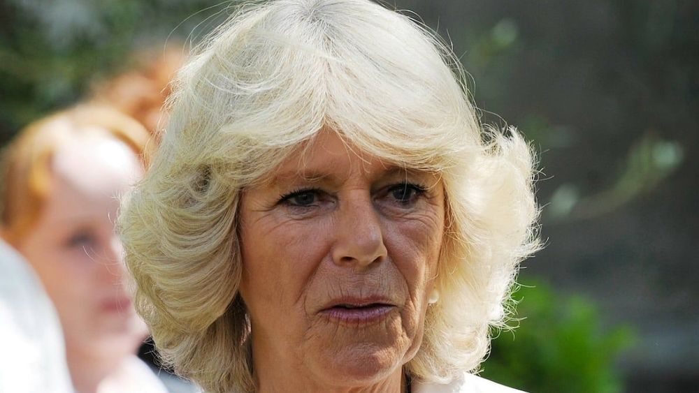 Camilla Parker Bowles frappée par la mort : "Il l'a embrassée et lui a brisé une côte"