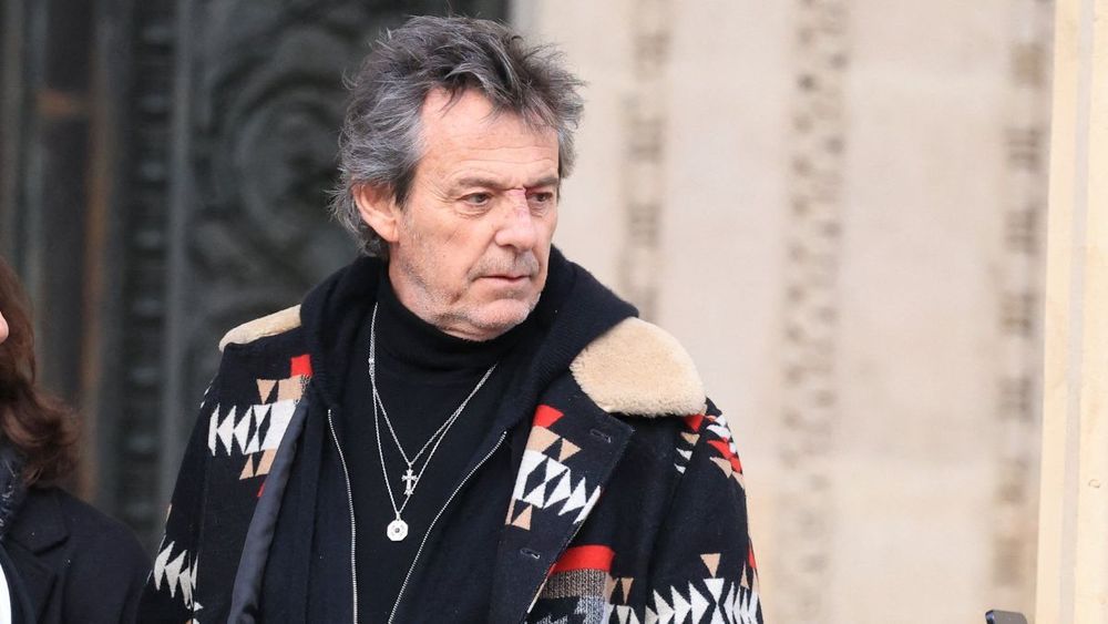Jean-Luc Reichmann en larmes en évoquant la mort de Rolland Courbis : “C’était un membre de ma famille”