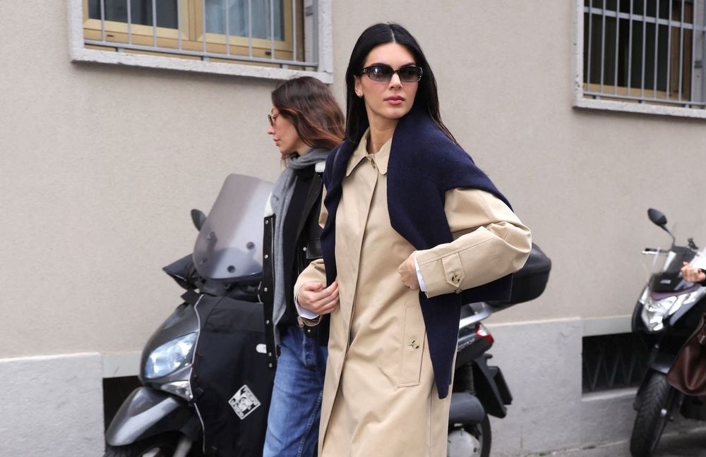Trench, jean blanc et pull sur les épaules : Kendall Jenner prouve que le minimalisme fonctionne à tous les coups