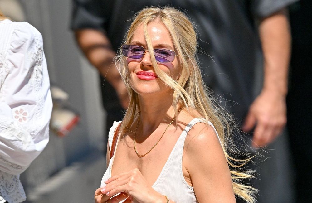 Sienna Miller craque pour le sac de l’été, et il est signé Sézane