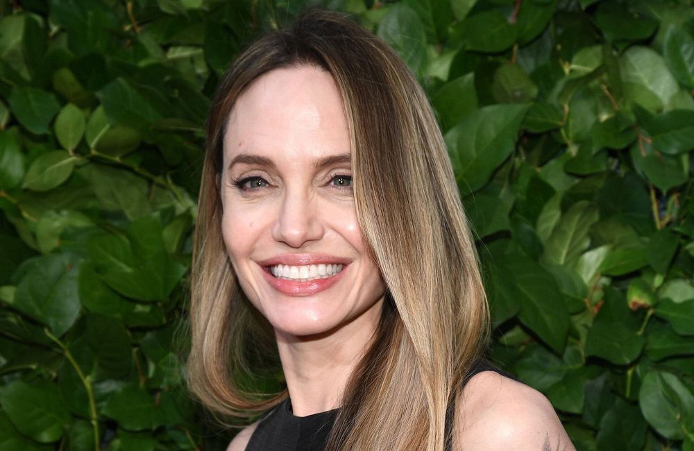 Angelina Jolie succombe à cette coupe de cheveux des années 90