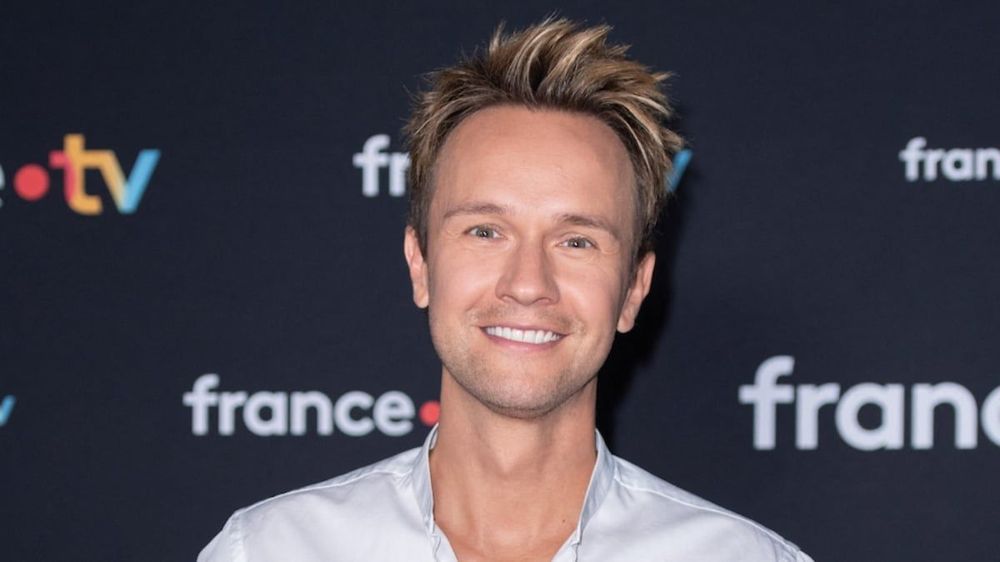 Cyril Féraud (41 ans) sculpté comme un Apollon, ses abdos d'acier attirent tous les regards : "Le plus charmant de tous les animateurs télé !"