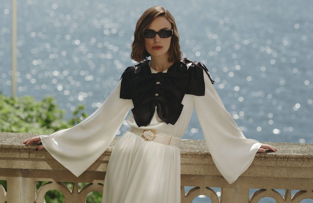 En robe immaculée et nœud délicat, Keira Knightley a fait sensation au défilé Chanel