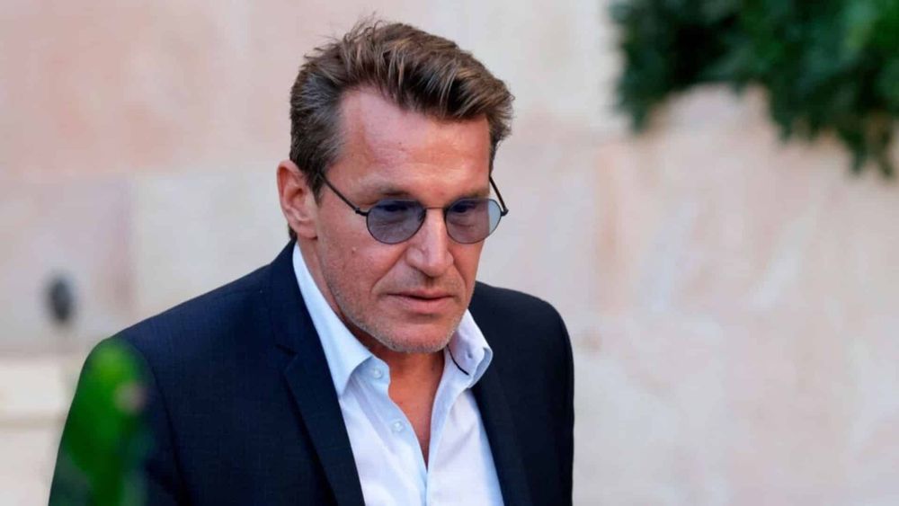 Benjamin Castaldi blessé : il dévoile une photo impressionnante de sa main détruite après son accident d’hélicoptère