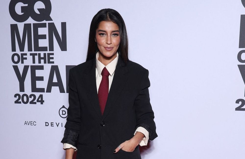 Leïla Bekhti fait sensation en blazer oversize et cravate rouge