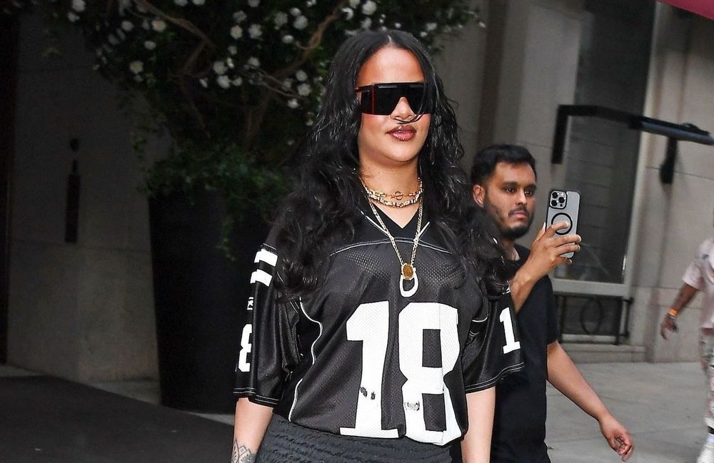 En jupe midi et maillot de foot, Rihanna relance la tendance « blokecore » juste à temps pour la Coupe du monde