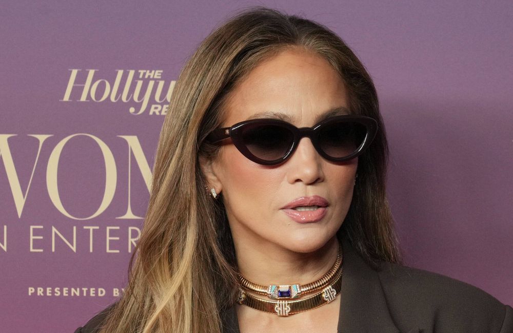 Fêtes de fin d'année : Jennifer Lopez adopte cette accessoire capillaire aussi chic que régressif